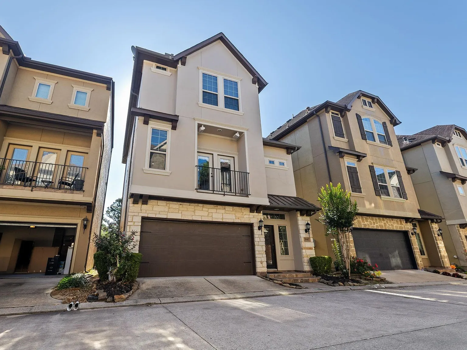 3 bed, 3.5 bath, 2807 sqft, $2,600 — Photo 2