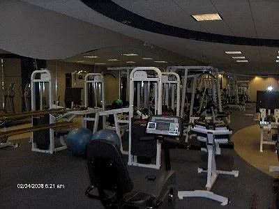 260 E Chestnut St — Photo 4