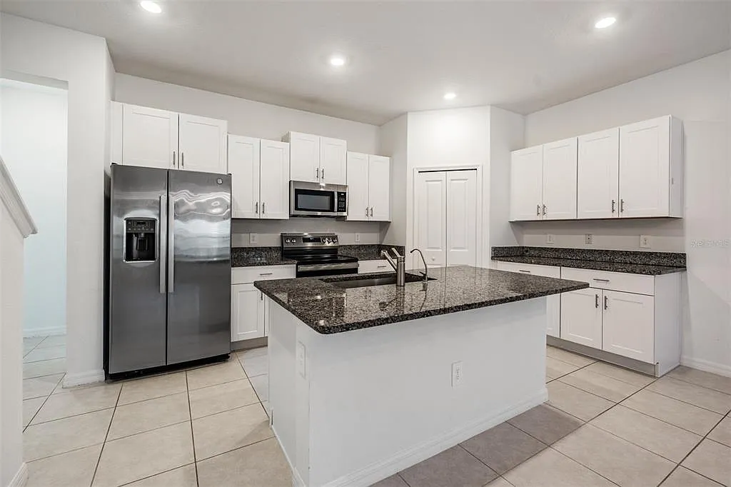 4 bed, 3.0 bath, 2077 sqft, $3,300 — Photo 4