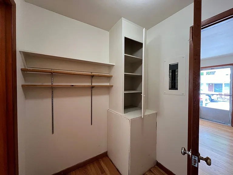W1319 - Hudson's Bay Court — Photo 8
