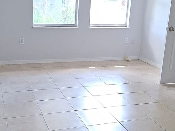 5th image of 1109 Avenue E