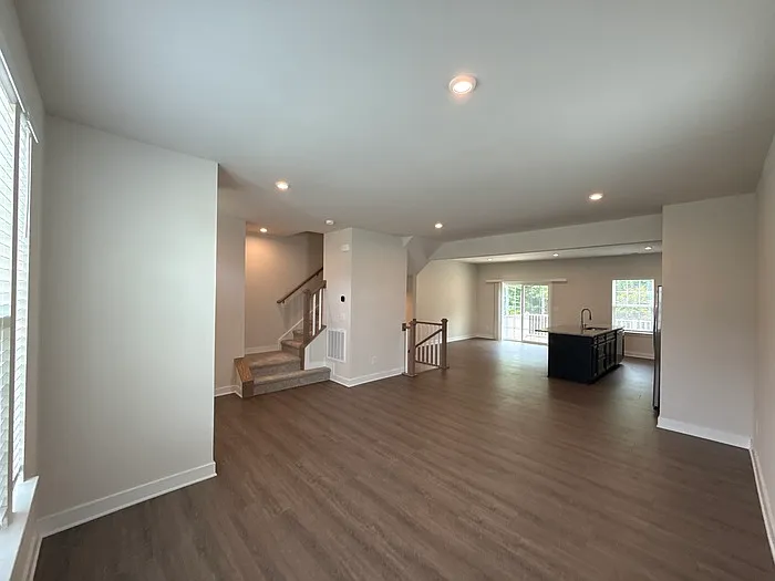 3 bed, 3.5 bath, 1850 sqft, $2,100 — Photo 3