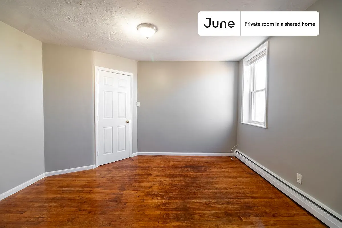 Queen bedroom in 4 bed/2 bath home in Newton Corner #925 C — Photo 4