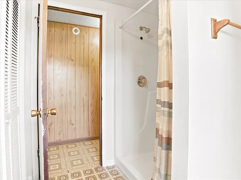 102 Linwood Ct — Photo 61