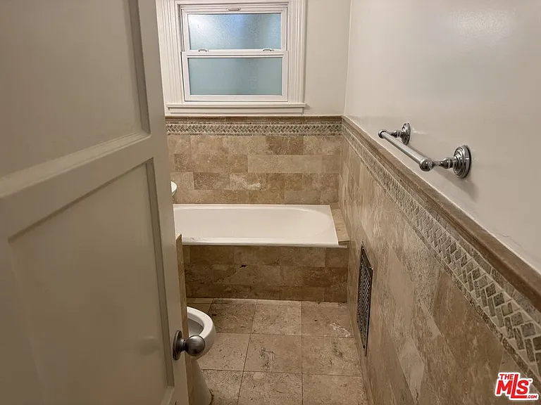 264 S Reeves Dr #101 — Photo 14