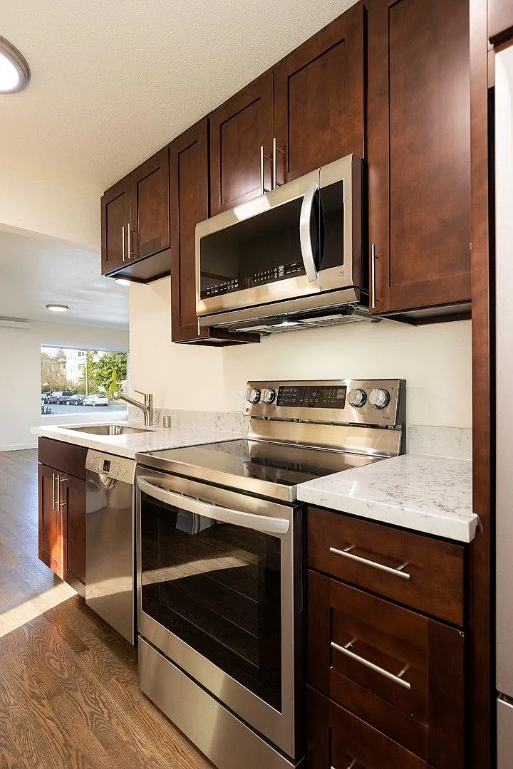 Ballard Seattle 3-Bedroom Apartment for Rent | Corner Unit with Private Entrance, In-Unit Washer/... — Photo 1