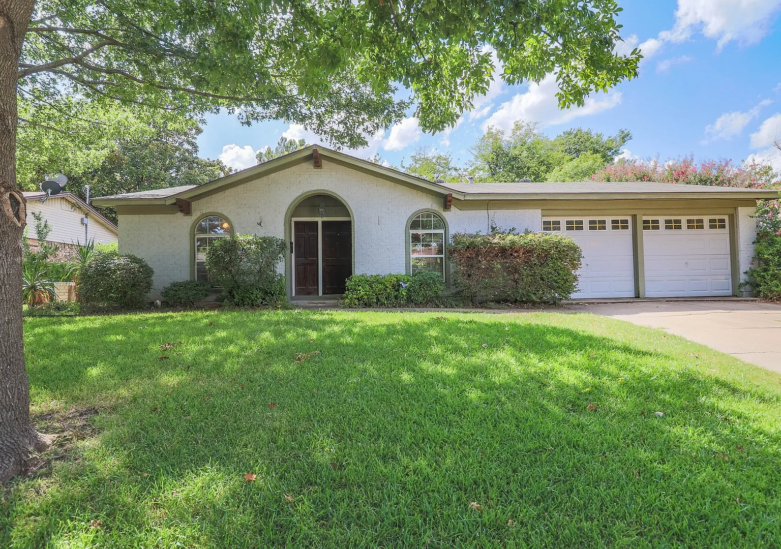 Nestled in a prime Fort Worth location, this charming 3-bedroom, 2-bathroom single-family home of... — Photo 1
