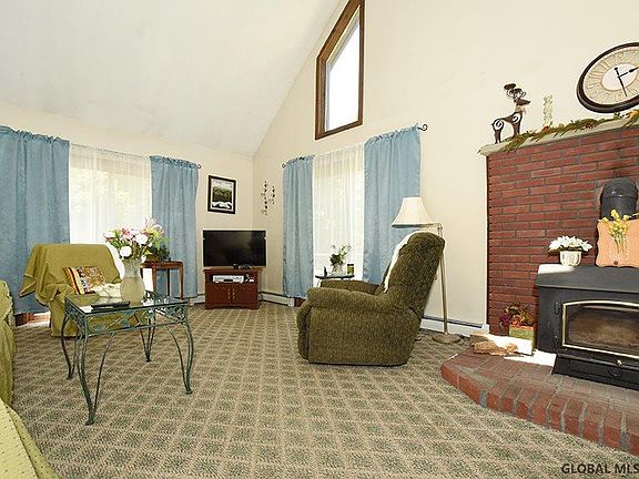 5th image of 15 Montreaux Ln