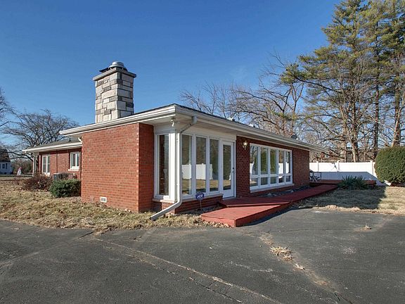 4th image of 1301 Highland Ln