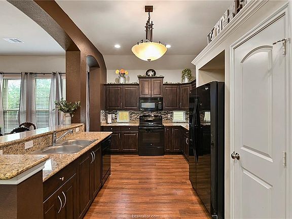 3rd image of 3709 Mariposa Ct