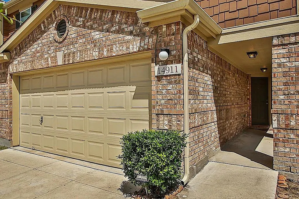 4 bed, 2.5 bath, 2194 sqft, $2,100 — Photo 1