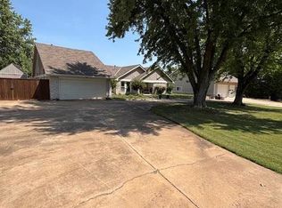 1611 E Coffee Creek Rd, Edmond, OK 73034