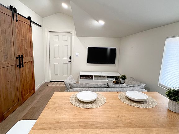 4th image of 10889 Brookhaven Ave