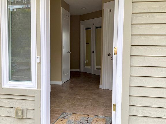 5th image of 2715 Soundview Dr W