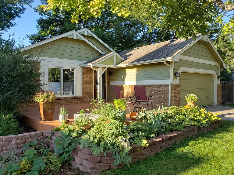1601 Barnwood Dr — Photo 2