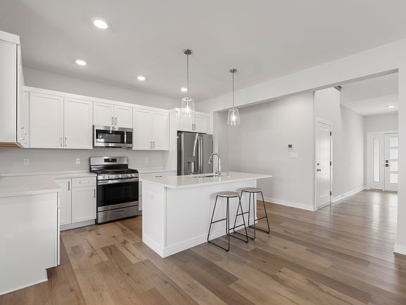 4th image of 1568 Sheffield Ave