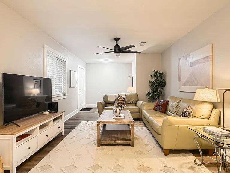 6108 Calmar Cv #B — Photo 9