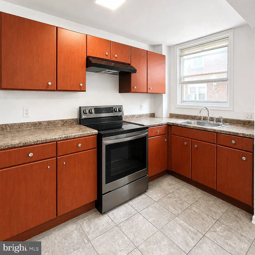 3 bed, 970 sqft, $1,500 — Photo 3