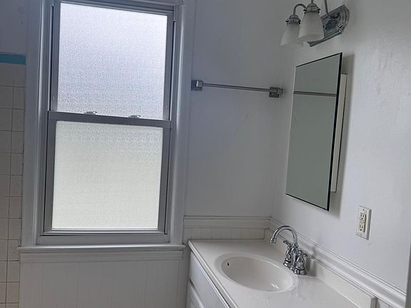 3rd image of 36 Wallace St Floor 2