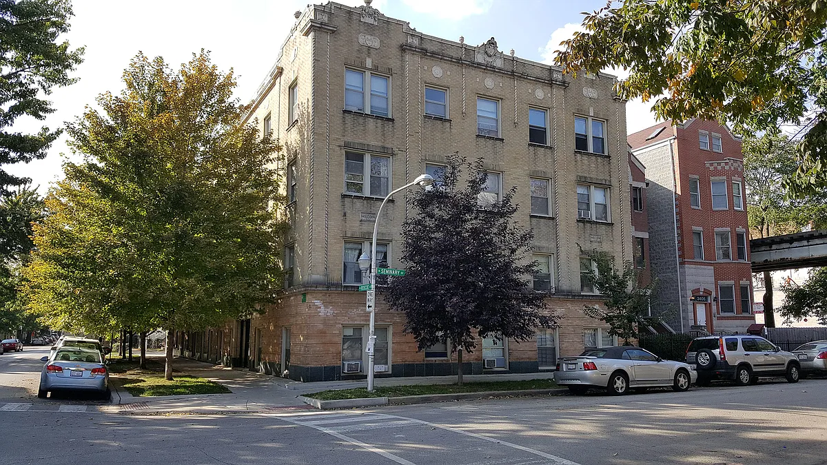 Building Photo - 1101 W Roscoe St #21