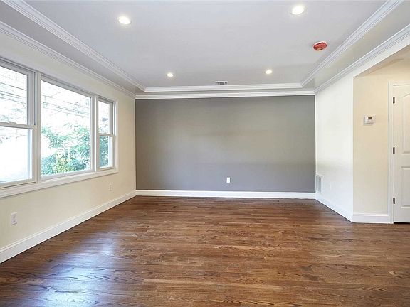 4th image of 710 Merrick Ave