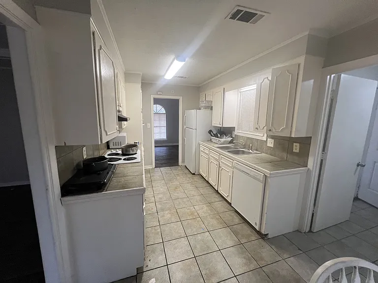 2915 Longwood Dr — Photo 3