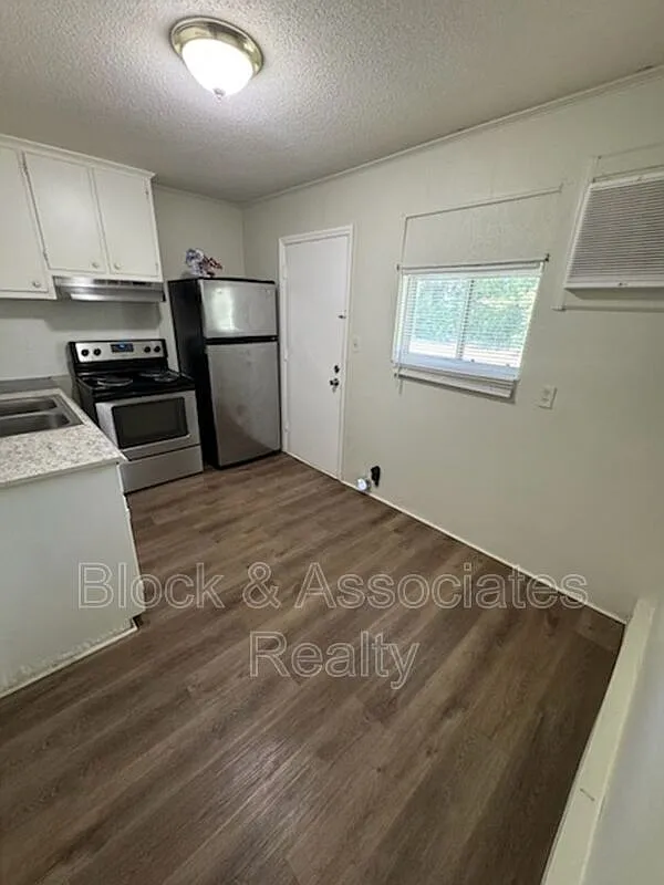2 bed, 1.0 bath, $825 — Photo 2