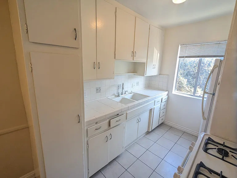 5717 La Mirada Ave #6 — Photo 4