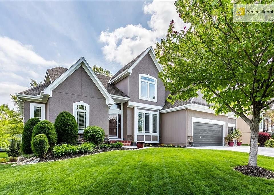 Spectacular 1 1/2 story in a premiere lot in Overland Park. One owner- very well maintained.