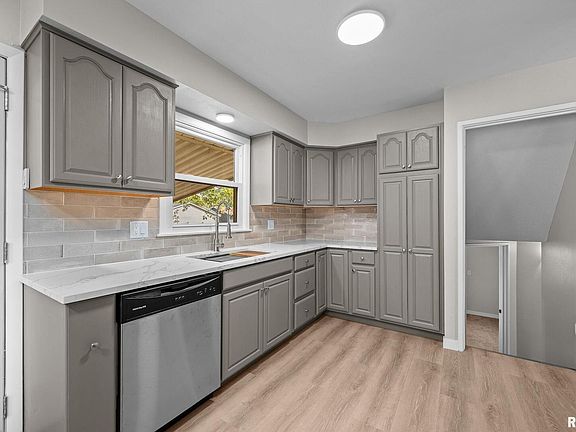 5th image of 2625 Holly Dr