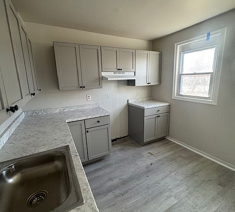 3rd image of 918 E 17th St #1