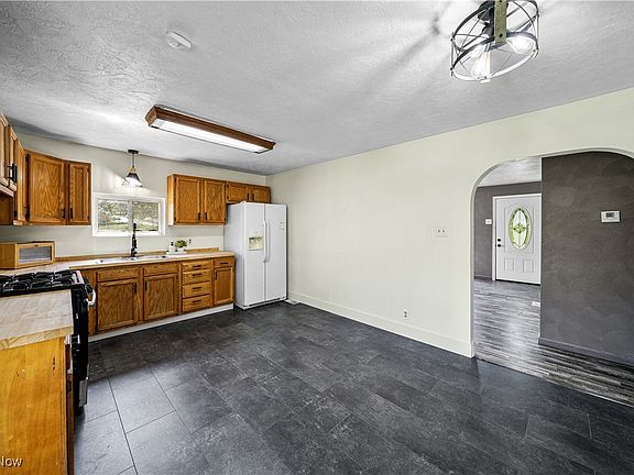 4th image of 207 Maplewood Dr