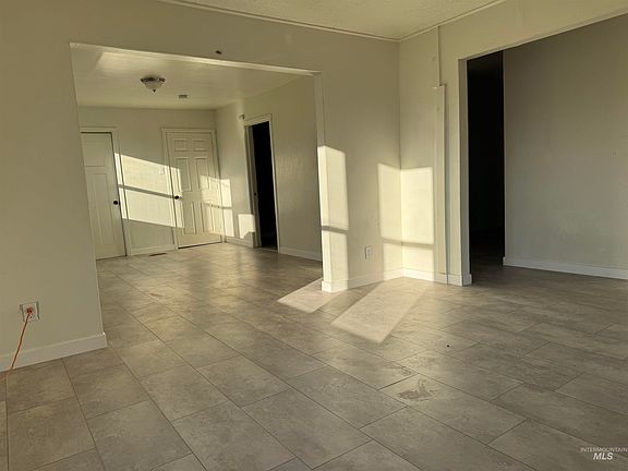 2nd image of 861 8th Ave N
