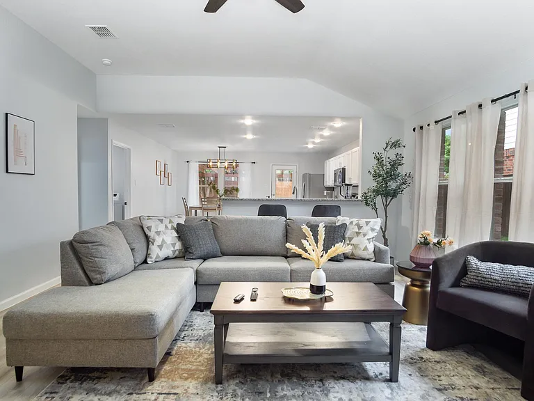 9437 Goldenview Dr — Photo 2