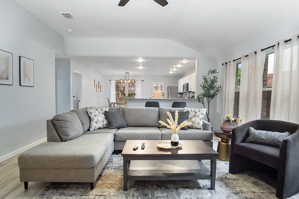 Building Photo - 9437 Goldenview Dr