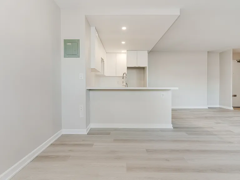 33 Erskine Ave — Photo 46