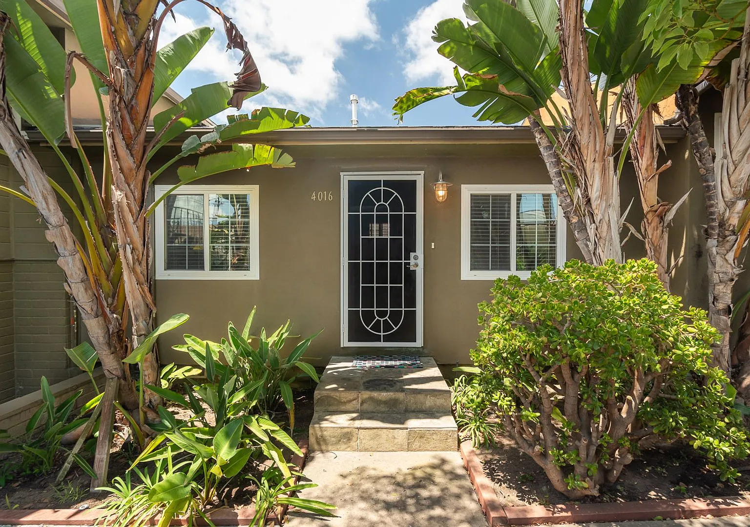 1 Bedroom 1 Bath Duplex Available In North Park! — Photo 2