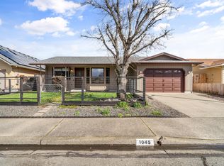 1045 Angler Ln, Grants Pass, OR 97527