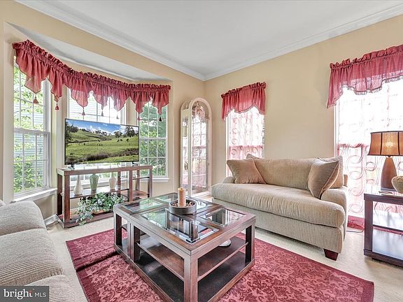 4th image of 413 N Brookside Dr