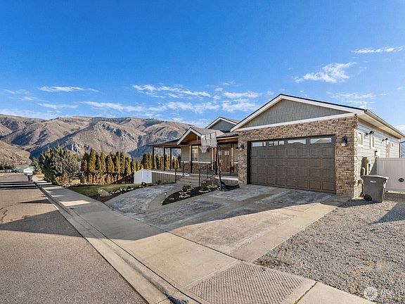 2nd image of 1038 Crest Loop