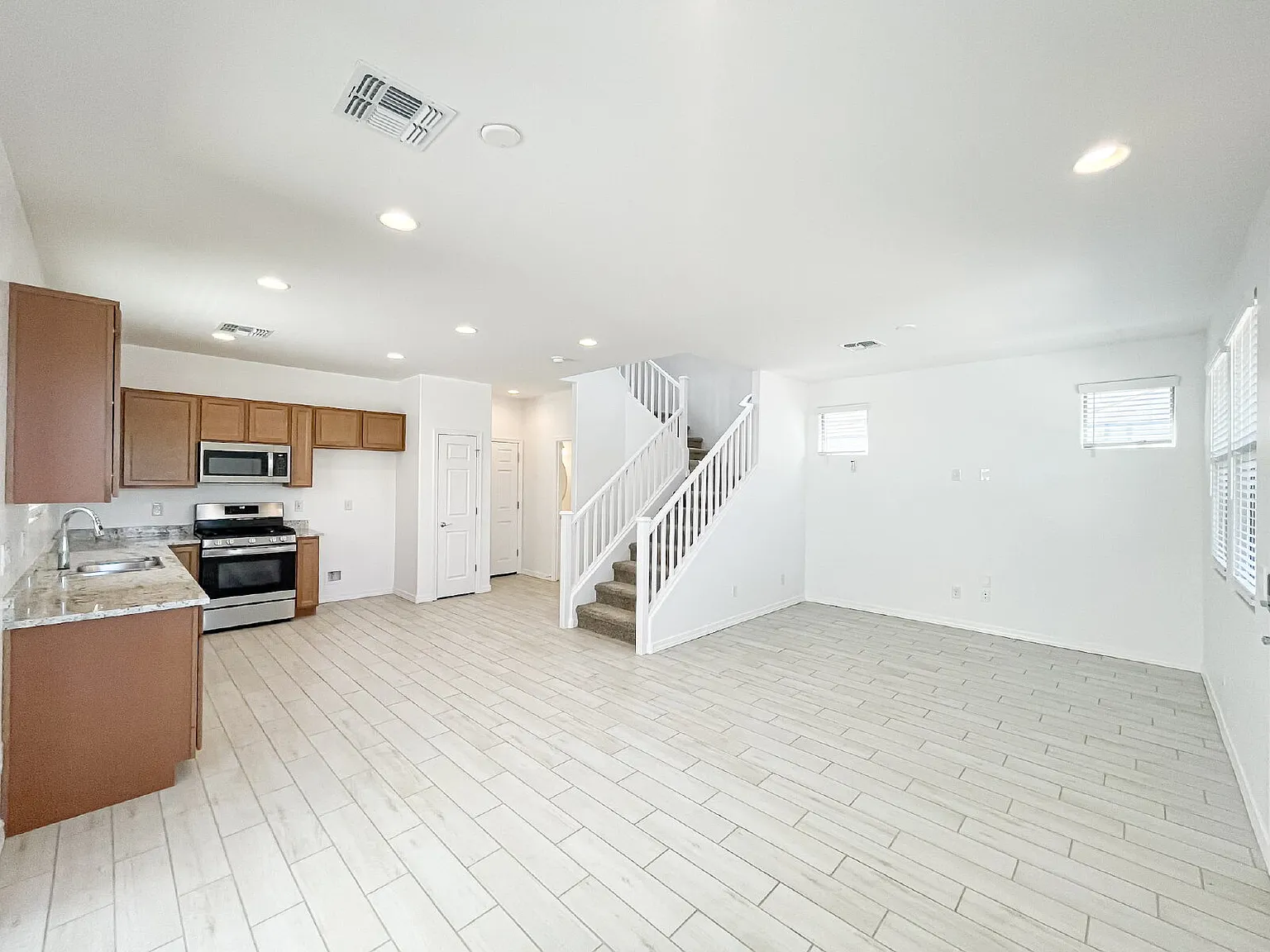 4239 S 58th Ln — Photo 4
