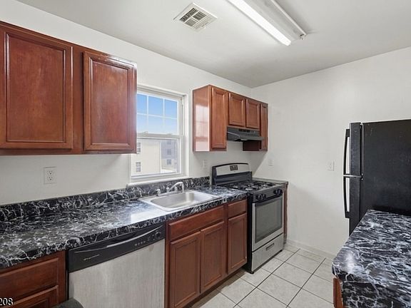 3rd image of 606 S 19Th St