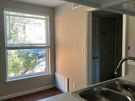 5th image of 1996 Greenglen Dr APT 204