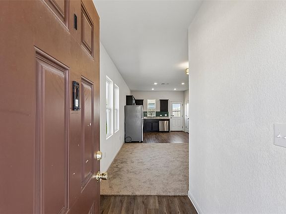 3rd image of 124 Peony Ln