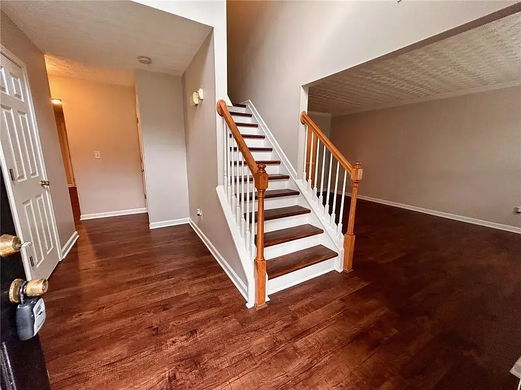 4 bed, 2521 sqft, $2,700 — Photo 2