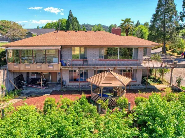 1305 Wineteer Ln, Grants Pass, OR 97527