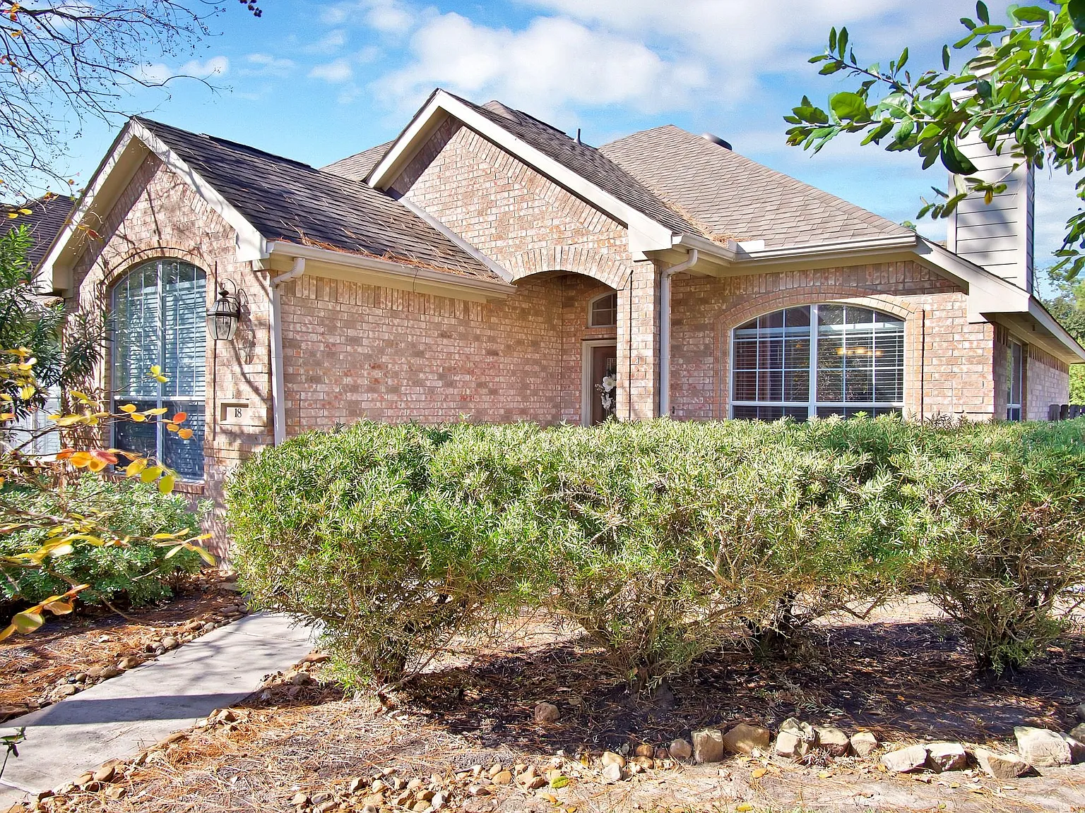 3 bed, 2.0 bath, 1590 sqft, $2,300 — Photo 1