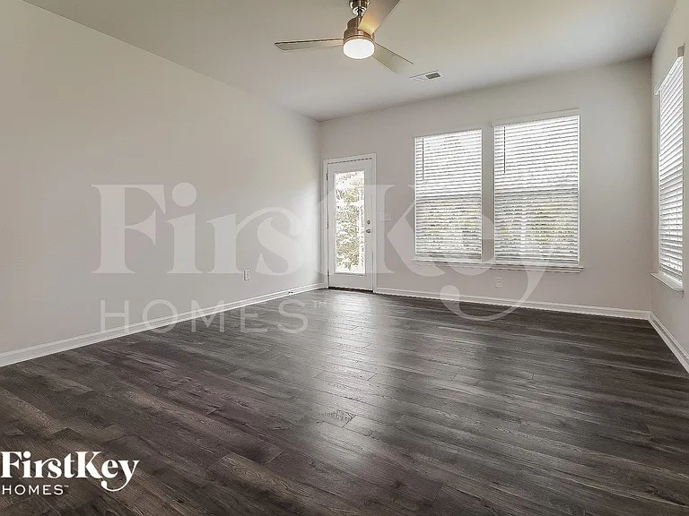 310 Ashborne Ln — Photo 2
