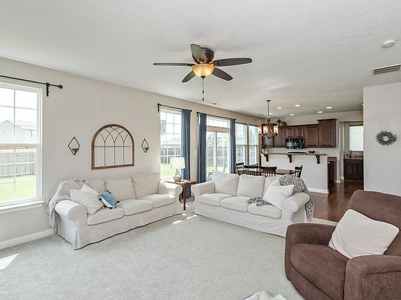 4th image of 713 Jefferson Park Dr