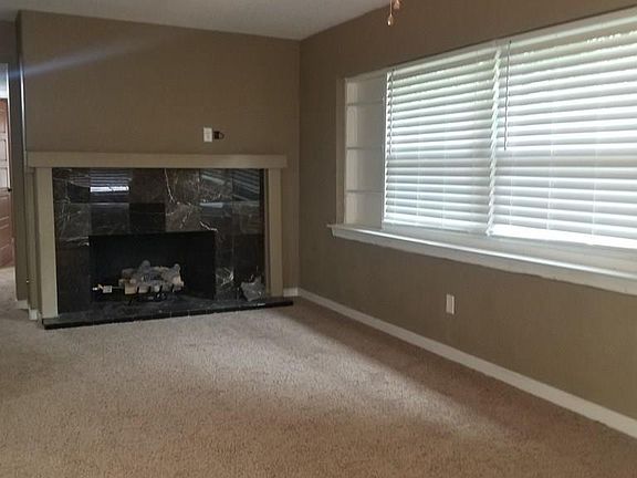 4th image of 1105 E Texar Dr